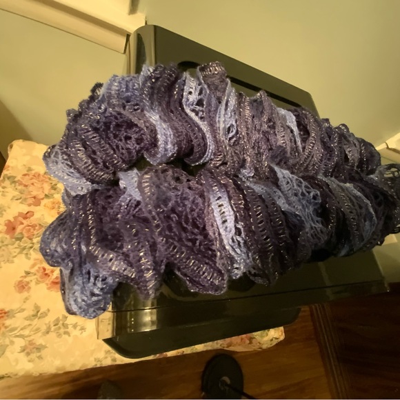 Assorted scarfs - Picture 3 of 5